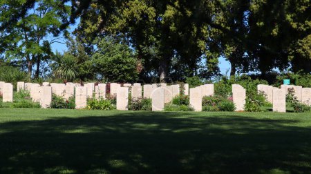 Téléchargez les photos : Le cimetière de guerre de la rivière Sangro se trouve dans la Contrada Sentinelle dans la commune de Torino di Sangro, province de Chieti - en image libre de droit
