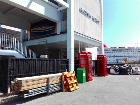 Téléchargez les photos : LONG BEACH, Californie - 7 septembre 2018 : Red British Telephone Box au Queen Mary, le navire transatlantique historique amarré à Long Beach - en image libre de droit