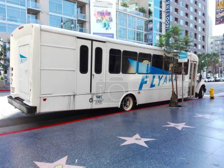 Foto de HOLLYWOOD, Los Ángeles, California - 19 de septiembre de 2018: Parada de autobús FlyAway de Hollywood a LAX ubicada en Vine Street - Imagen libre de derechos