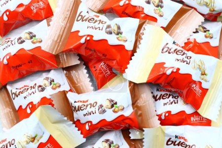 Foto de Pescara, Italia 18 de julio de 2019: Kinder Bueno mini Chocolate. Kinder es una marca de productos fabricados en Italia por Ferrero - Imagen libre de derechos