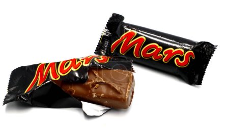 Foto de Roma, Italia 9 de noviembre de 2021: MARS chocolate bar isolated on white background. Mars es una marca de Mars Incorporated - Imagen libre de derechos