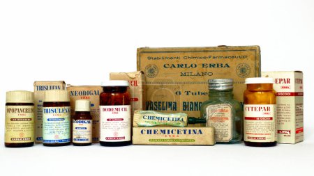 Foto de Milán, Italia Marzo 3, 2022: Old Vintage 1920-1960s CARLO ERBA Medicines. Carlo Erba, Milán (Italia)) - Imagen libre de derechos