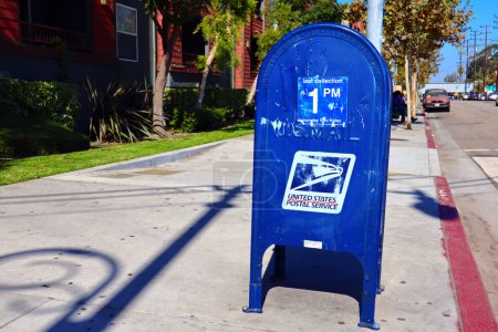 Foto de Los Angeles, California - 3 de octubre de 2019: USPS United States Postal Service, Mail Collection Box in Los Angeles - Imagen libre de derechos