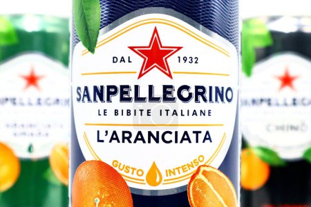 Téléchargez les photos : Pescara, Italie 24 août 2019 : Boite de jus d'orange pétillante italienne Sanpellegrino - en image libre de droit