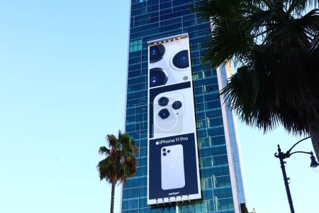 Foto de Hollywood, California - 6 de octubre de 2019: Cartelera del nuevo iPhone 11 en el rascacielos en Vine Street, Hollywood - Imagen libre de derechos