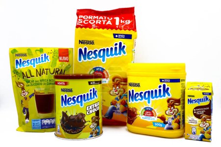 Foto de Pescara, Italia - 30 de noviembre de 2019: NESQUIK Chocolate Powder. Nesquik es una marca de productos fabricados por Nestlé - Imagen libre de derechos