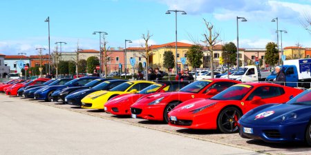 Téléchargez les photos : Citt Sant'Angelo, Italie 9 avril 2022 : différentes voitures FERRARI. Ferrari est une voiture de sport italienne de luxe basée à Maranello, en Italie - en image libre de droit