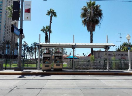 Foto de SAN DIEGO, California - 12 de septiembre de 2018: San Diego MTS Metropolitan Transit System Green Line Trolley Seaport Village Station - Imagen libre de derechos