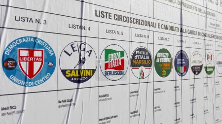 Foto de Pescara, Italia - 27 de enero de 2019: Carteles del Muro Electoral para las ELECCIONES Regionales ABRUZZO del 10 de febrero de 2019 - Lista de candidatos y símbolos de los partidos políticos - Imagen libre de derechos