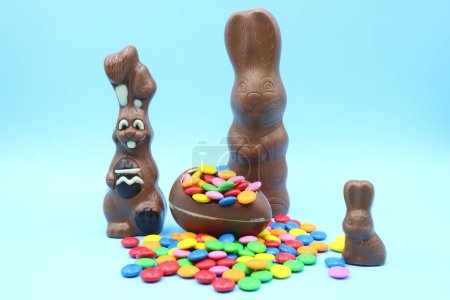 Téléchargez les photos : Composition lapin chocolat de Pâques - en image libre de droit