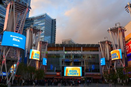 Foto de Los Ángeles, California - 21 de mayo de 2019: XBOX PLAZA, Microsoft Theater en frente del Staples Center, en el centro de Los Ángeles - Imagen libre de derechos