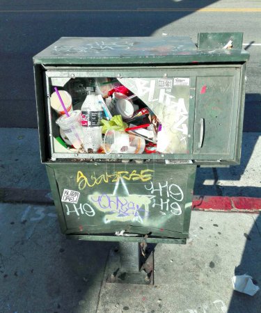 Foto de Caja expendedora de periódicos utilizada como bote de basura - Los Ángeles, California - Imagen libre de derechos