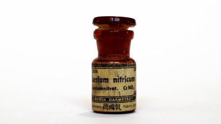 Foto de Frasco antiguo de NITRICUM CÉSICO (nitrato de cesio) Medicamentos CsNO3. E. Merck Darmstadt, Alemania - Imagen libre de derechos