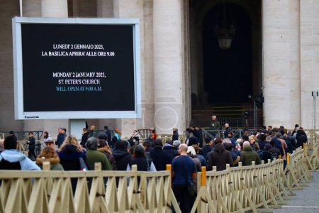 Foto de Vaticano, Santa Sede 2 de enero de 2023: cola de personas esperando entrar en la Basílica de San Pedro para ver el cuerpo del difunto Papa emérito Benedicto XVI para despedirse - Imagen libre de derechos