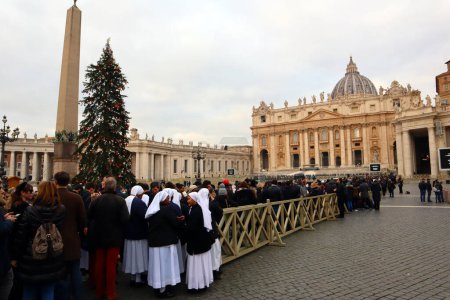 Foto de Vaticano, Santa Sede 2 de enero de 2023: cola de personas esperando entrar en la Basílica de San Pedro para ver el cuerpo del difunto Papa emérito Benedicto XVI para despedirse - Imagen libre de derechos