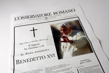 Téléchargez les photos : Vatican City, Holy See  December 31, 2022:Special Edition of Official Vatican newspaper L'Osservatore Romano which reports the news of the death of POPE Emeritus BENEDICT XVI - en image libre de droit