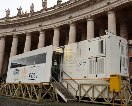 Téléchargez les photos : Vatican City, Holy See  Vatican Post Office at Saint Peter's square - en image libre de droit