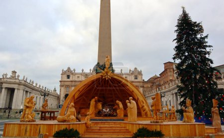 Téléchargez les photos : Vatican City, Holy See - Christmas Nativity scene in the Vatican at Saint Peter's square. The 2022 Nativity Scene is made entirely of hand-carved wood - en image libre de droit