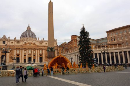 Foto de Vatican City, Holy See: Saint Peter square at Christmas with 2022 Nativity sceneand Christmas tree in front of St. Peter's Basilica - Imagen libre de derechos