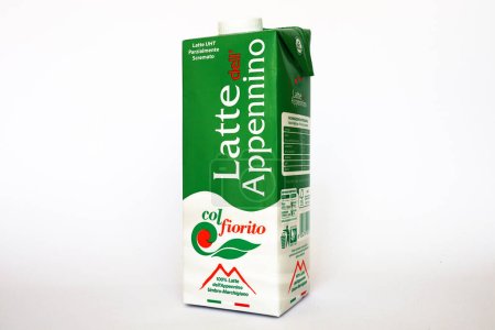 Téléchargez les photos : Colfiorito Pasteurized Low Fat Milk from the Umbro-Marche Appennines (Italy) - en image libre de droit