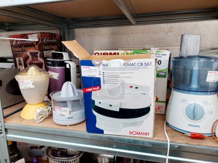 Foto de Estante con electrodomésticos de segunda mano dentro de una tienda - Imagen libre de derechos