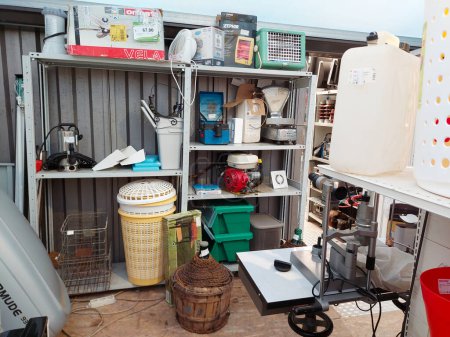 Foto de Estante con electrodomésticos de segunda mano dentro de una tienda - Imagen libre de derechos