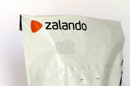 Téléchargez les photos : Paquet de ZALANDO. Zalando est un détaillant e-commerce d'articles de mode et de beauté actif à travers l'Europe - en image libre de droit