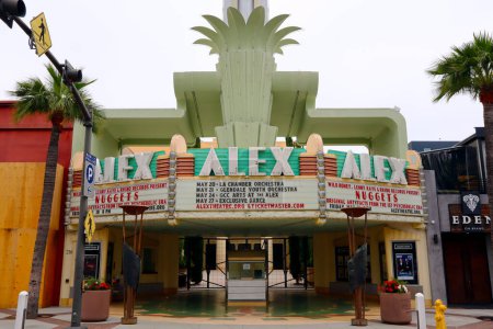 Foto de Glendale, California, Estados Unidos - 19 de mayo de 2023: The Alex Theatre Performing Arts and Entertainment Center ubicado en 216 North Brand Boulevard, Glendale California - Imagen libre de derechos