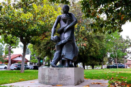 Téléchargez les photos : Glendale, Californie, USA - 19 mai 2023 : ME TOO statue en bronze de Natalie Krol, Oeuvre commandée par la Ville de Glendale, placée devant la Bibliothèque Centrale - en image libre de droit