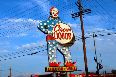 Téléchargez les photos : North Hollywood, Californie, États-Unis - 20 mai 2023 : Circus Liquor Store on Vineland Avenue, North Hollywood, Los Angeles. Aussi connu un endroit célèbre pour de nombreux films - en image libre de droit