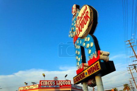 Téléchargez les photos : North Hollywood, Californie, États-Unis - 20 mai 2023 : Circus Liquor Store on Vineland Avenue, North Hollywood, Los Angeles. Aussi connu un endroit célèbre pour de nombreux films - en image libre de droit