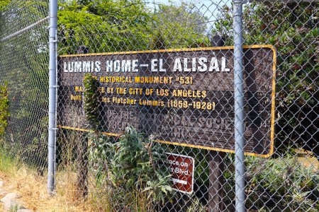 Foto de Los Angeles, California, Estados Unidos - 20 de mayo de 2023: Lummis Home - El Alisal signboard at 200 E. Ave. 43, Los Angeles. Monumento Histórico Estatal - Departamento de Recreación y Parques de Los Ángeles - Imagen libre de derechos