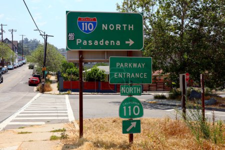 Foto de Los Ángeles, California, EE.UU. - 20 de mayo de 2023: signos de la Interestatal 110 North Parkway Entrance California 110 - Imagen libre de derechos