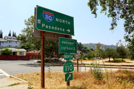 Téléchargez les photos : Los Angeles, Californie, États-Unis - 20 mai 2023 : panneaux de l'Interstate 110 North Parkway Entrance California 110 - en image libre de droit