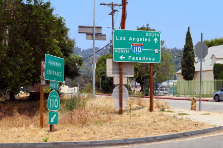 Foto de Los Ángeles, California, EE.UU. - 20 de mayo de 2023: signos de la Interestatal 110 North Parkway Entrance California 110 - Imagen libre de derechos