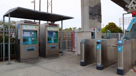 Téléchargez les photos : Los Angeles, Californie, États-Unis - 21 mai 2023 : Tourniquets ferroviaires du métro de Los Angeles avec carte TAP, laissez-passer d'accès au transport en commun - en image libre de droit