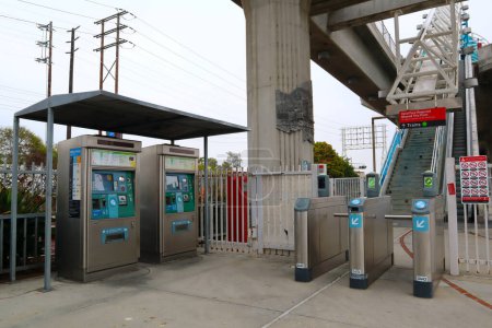 Foto de Los Ángeles, California, Estados Unidos - 21 de mayo de 2023: Torniquetes de Metro de Los Ángeles con Tarjeta TAP, Pase de Acceso de Tránsito - Imagen libre de derechos