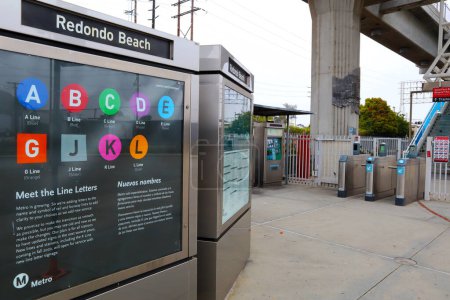 Téléchargez les photos : Los Angeles, Californie, États-Unis - 21 mai 2023 : vue sur la ligne C du métro de Los Angeles à la station Redondo Beach - en image libre de droit