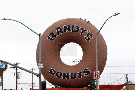 Téléchargez les photos : Inglewood (Los Angeles) Californie, États-Unis - 22 mai 2023 : Donuts de Randy avec un beignet géant sur le toit situé au 805 West Manchester Boulevard, Inglewood - en image libre de droit