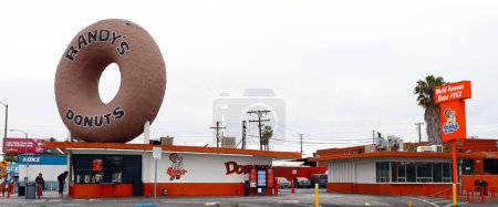 Photo for Inglewood (Los Angeles) California, USA - May 22, 2023: Randy's Donuts with a giant doughnut on the roof located at 805 West Manchester Boulevard, Inglewood - Royalty Free Image
