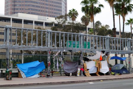 Téléchargez les photos : Los Angeles, Californie, États-Unis - 22 mai 2023 : Maisons en carton sans abri au centre-ville de Los Angeles - en image libre de droit