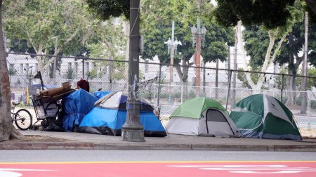Foto de Los Ángeles, California, Estados Unidos - 24 de mayo de 2023: Casas para personas sin hogar en el centro de Los Ángeles - Imagen libre de derechos
