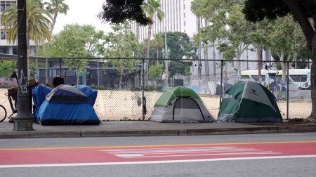 Téléchargez les photos : Los Angeles, Californie, États-Unis - 24 mai 2023 : Maisons sans abri au centre-ville de Los Angeles - en image libre de droit