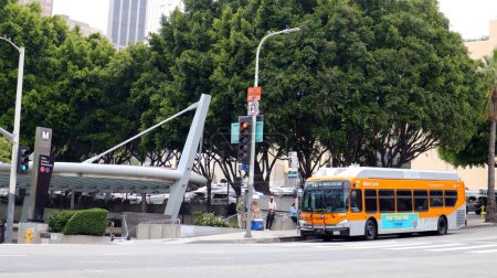 Téléchargez les photos : Los Angeles, Californie, États-Unis - 24 mai 2023 : LA Metro Bus Transit, Transport en commun du comté de Los Angeles (MTA - LA County Metropolitan Transit Authority) - en image libre de droit