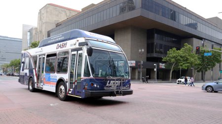 Téléchargez les photos : Los Angeles, Californie, États-Unis - 24 mai 2023 : Los Angeles LADOT Transit DASH bus - en image libre de droit