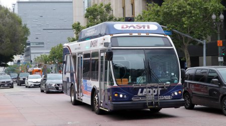 Foto de Los Ángeles, California, Estados Unidos - 24 de mayo de 2023: Los Angeles LADOT Transit DASH bus - Imagen libre de derechos