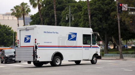 Foto de Los Ángeles, California, EE.UU. - 24 de mayo: 2023: USPS United States Postal Service delivery truck - Imagen libre de derechos