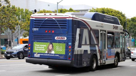 Téléchargez les photos : Los Angeles, Californie, États-Unis - 24 mai 2023 : Los Angeles LADOT Transit DASH bus - en image libre de droit