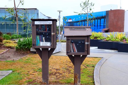 Téléchargez les photos : Manhattan Beach, Californie, États-Unis - 23 mai 2023 : Little Free Library book exchange boxes - en image libre de droit