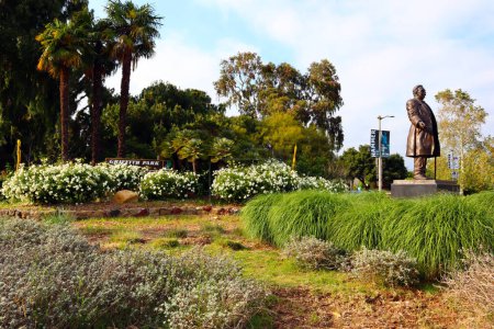 Téléchargez les photos : Los Angeles, Californie, États-Unis - 24 mai 2023 : Griffith Jenkins Statue en bronze Griffith devant l'entrée du Griffith Park - en image libre de droit